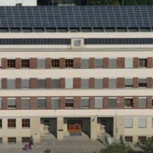 Budova univerzity s kolektory na střeše