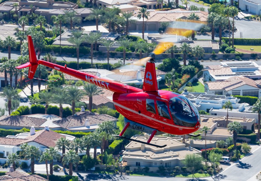 Elektrický vrtulník e-R44 přes Coachella. - klikněte pro zobrazení detailu