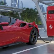 Ještě nedávno to odmítali, dnes se tím chlubí: Ferrari, král řvoucích spalovacích motorů, představilo svůj elektromobil