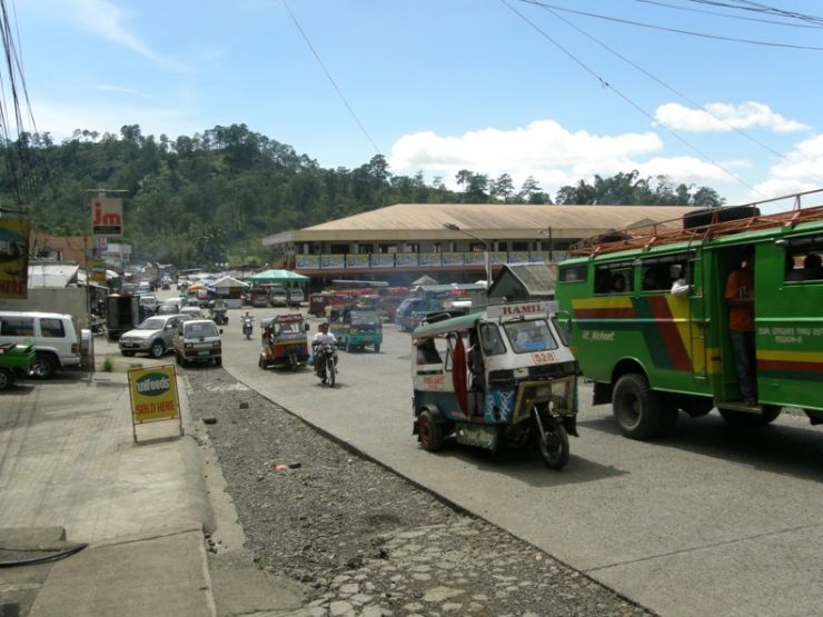 zobrazit detail snímku: Tricykl, vedle něj autobus a vzadu můžete vidět van