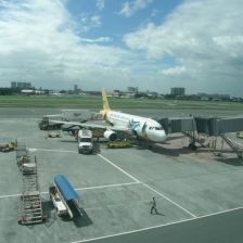 letadlo společnosti Cebu Pacific na letišti na Boholu