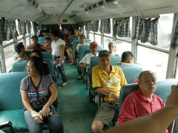 Uvnitř klimatizovaného autobusu - klikněte pro zobrazení detailu