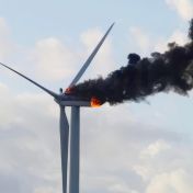 Jako to bylo se smrtí dvou lidí na vrcholu hořící větrné elektrárny?