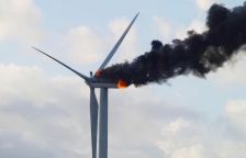 Jak to bylo se smrtí dvou lidí na vrcholu hořící větrné elektrárny?