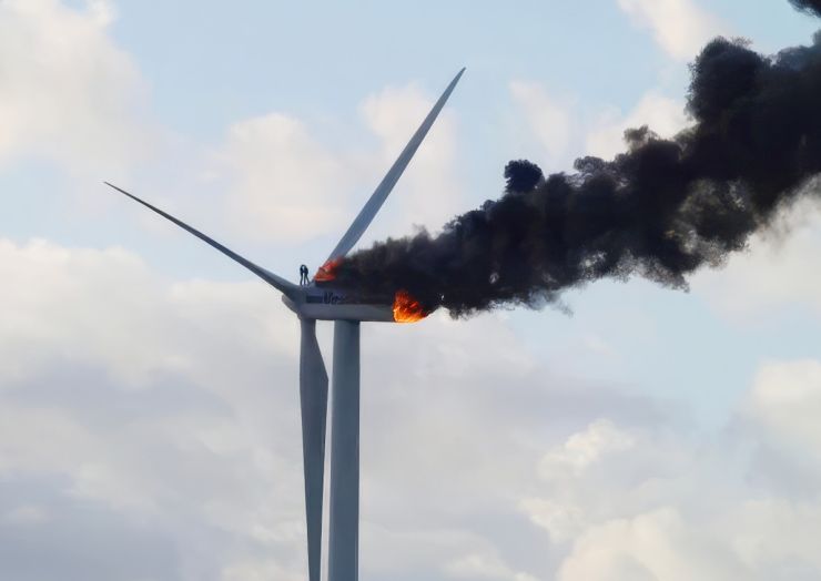 zobrazit detail snímku: Hořící gondola větrné elektrárny.