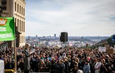 Včerejší datum demonstrace za MŽP na Hradčanech přináší symboliku