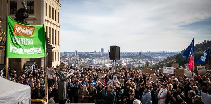zobrazit detail snímku: Demonstrace na Hradčanském náměstí