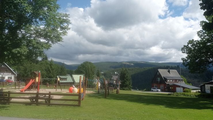 zobrazit detail snímku: Část hřiště na Strážném