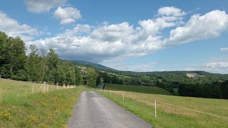 zobrazit detail snímku: Poštovní cesta - výhled na Černou horu a lom v Lanově