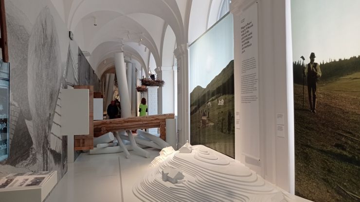 zobrazit detail snímku: Muzeum Krkonoš - Chodba -  v popředí Zlaté návrší