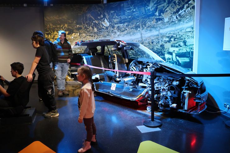 zobrazit detail snímku: IQlandia - auto se spalovacím motorem