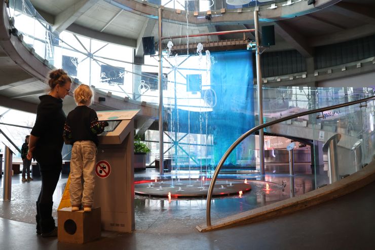 zobrazit detail snímku: IQlandia - chotba s fontánou