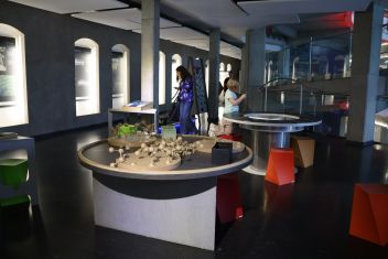 zobrazit detail snímku: IQlandia - chodby