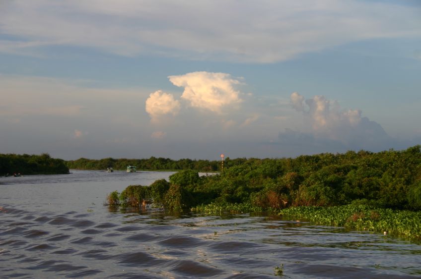 Máme se vzdát písku, abychom měli pitnou vodu? Asijská řeka Mekong a česká Morava ukazuje, že volba je blíž, než si myslíme Máme se vzdát písku, abychom měli pitnou vodu? Asijská řeka Mekong a česká Morava ukazuje, že volba je blíž, než si myslíme : Kambodžské jezero Tonle Sap je jedním z…