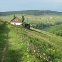 Pohled od Zvoničky ke Klínovkám. Louka v popředí vypadá dobře, ale zasvěcení již vidí problémy - klikněte pro zobrazení detailu