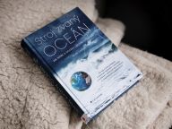 Recenze knihy Stroj zvaný oceán, jak moře a oceány ovlivňují náš svět : Většina z nás vnímá oceán jako nekonečnou modrou…