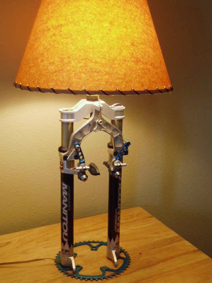 zobrazit detail snímku: Stolní lampička z přední vidlice kola
