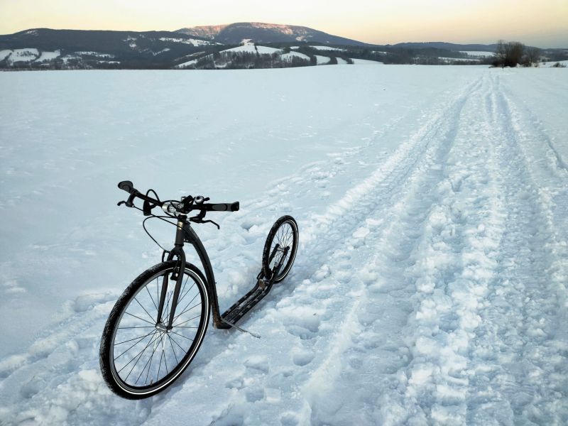 Hlukoký zmrzlý sníh a vyjeté koleje. Nezbývalo než tlačit. - klikněte pro zobrazení detailu