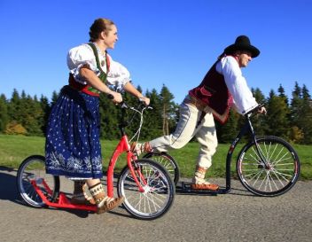 Na koloběžce se dá jet i v sukni - klikněte pro zobrazení detailu