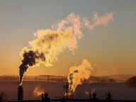 Co nám o emisních povolenkách neřekli Co nám o emisních povolenkách neřekli : Evropský systém obchodování s emisemi (EU ETS) se v…