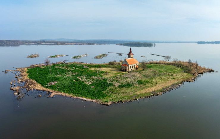 zobrazit detail snímku: Ostrovní kostel v Mušově.