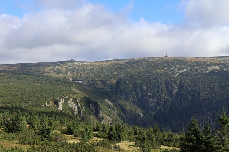 Krkonoše - pohled ze Zlatého návrčí na Labský důl, Labskou boudu, Violík a Sněžné jámy - klikněte pro zobrazení detailu