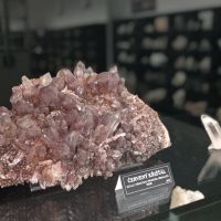 Galerie minerálů Dvůr Králové - červený křišťál - klikněte pro zobrazení detailu