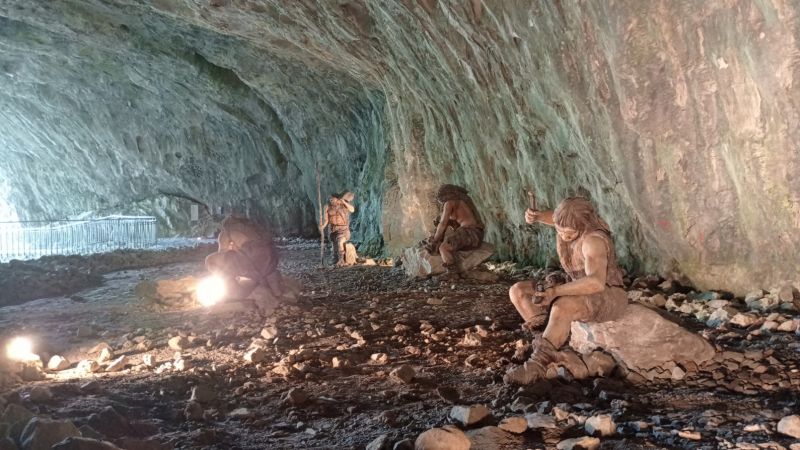 Sloupsko - Šošůvské jeskyně - Kůlna - expozice s pravěkými lidmi - klikněte pro zobrazení detailu