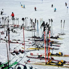 Sjezdovky, běžky, snowboard nebo skialp: jaký druh lyžování nejvíce zatěžuje životní prostředí?