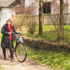 Nela Kyselová s kolem před statkem