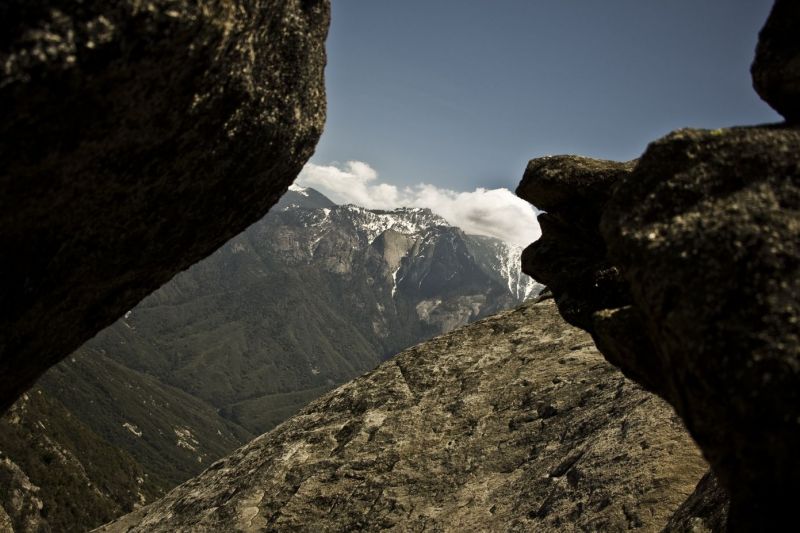 Národní park Sequoia - výhled z Moro Rock na hlavní hřeben Sierra Nevady - klikněte pro zobrazení detailu