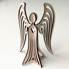 Dřevěný anděl se symbolem srdce pro štěstí