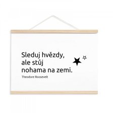 Plakát s citátem "Sleduj hvězdy, ale stůj nohama na zemi."
