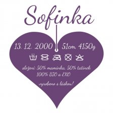 Samolepka se jménem na přání s daty o narození a vtipnými symboly v srdíčku