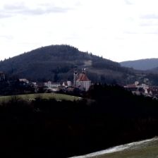 Pohled na Lomnici. Kostel Navštívení Panny Marie je výraznou dominantou kraje.