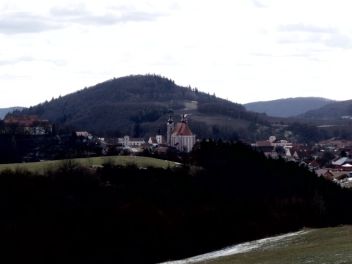 Pohled na Lomnici. Kostel Navštívení Panny Marie je výraznou dominantou kraje. - klikněte pro zobrazení detailu