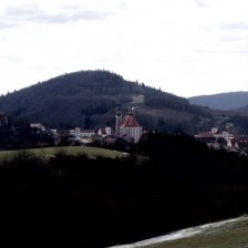Pohled na Lomnici. Kostel Navštívení Panny Marie je výraznou dominantou kraje.