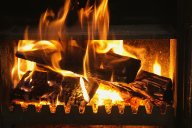 Znáte výhody topení dřevem?: Jelikož se pomalu ale jistě blíží zima a na...