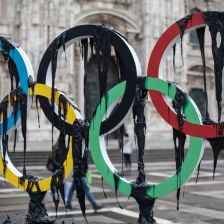 Olympijské kruhy polité černou barvou