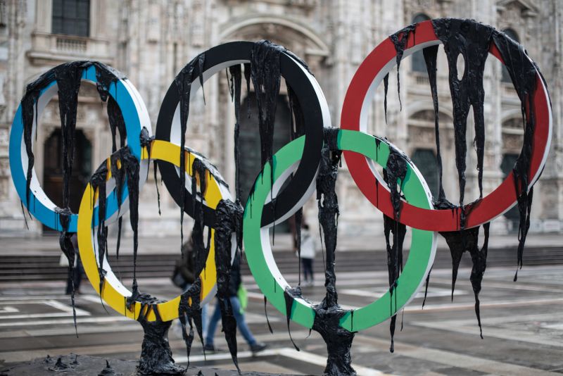 Olympijské kruhy polité černou barvou - klikněte pro zobrazení detailu