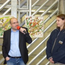 Ředitel Zoo Praha Miroslav Bobek a chovatelka Veronika Štruplová před obrazy, které namalovala slonice Shanti.
