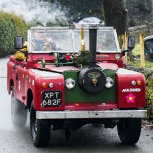 Parní automobil Land Rover.