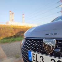 Elektromobil Peugeot e-208 před elektrárnou. - klikněte pro zobrazení detailu