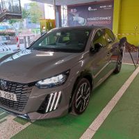Nabíjení elektromobilu u supermarketu. - klikněte pro zobrazení detailu