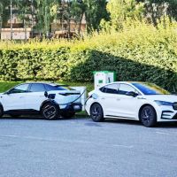 Peugeot e-3008 a Škoda Enyaq Coupe: podobná velikost, jiný přístup k designu. - klikněte pro zobrazení detailu