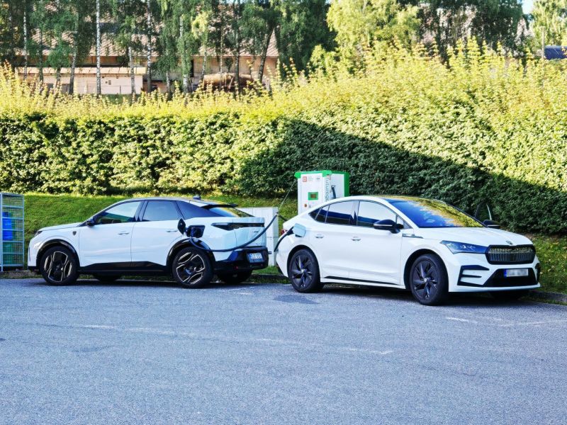Peugeot e-3008 a Škoda Enyaq Coupe: podobná velikost, jiný přístup k designu. - klikněte pro zobrazení detailu Peugeot e-3008 a Škoda Enyaq Coupe: podobná velikost, jiný přístup k designu. - klikněte pro zobrazení detailu