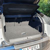 Kufr je dost velký a pod ním je ještě prostor pro nabíjecí kabely. - klikněte pro zobrazení detailu