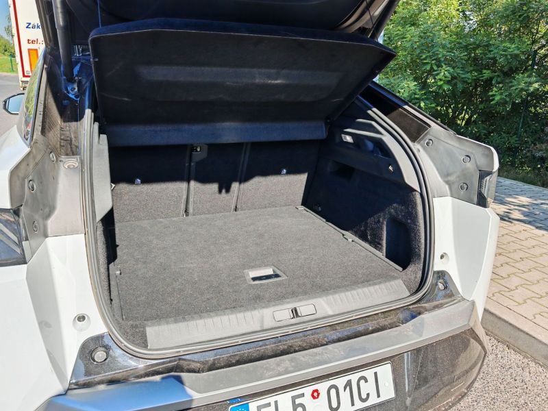 Kufr je dost velký a pod ním je ještě prostor pro nabíjecí kabely. - klikněte pro zobrazení detailu Kufr je dost velký a pod ním je ještě prostor pro nabíjecí kabely. - klikněte pro zobrazení detailu