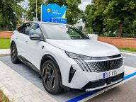Test elektromobilu Peugeot e-3008: Dá se elektromobilem pohodlně dojet až k moři?: Prázdniny a dovolené jsou časem, kdy se Češi…