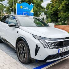 Test elektromobilu Peugeot e-3008: Dá se elektromobilem pohodlně dojet až k moři?